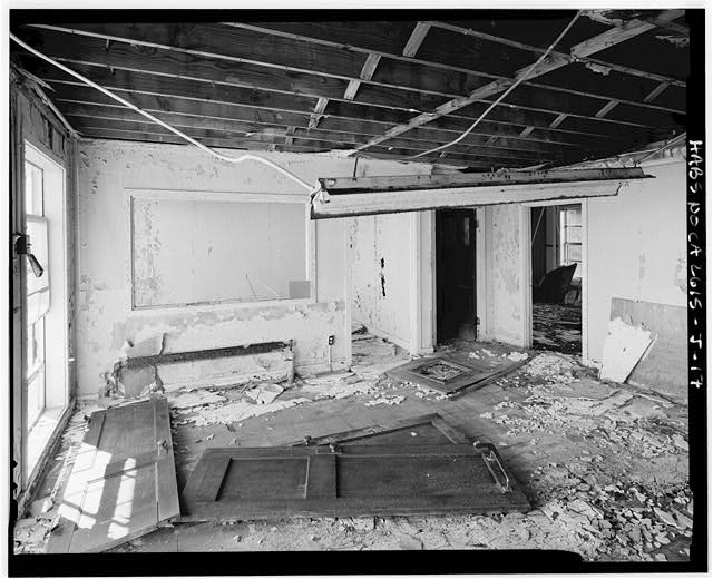 Mill Valley Early Warning Radar Station OBLIQUE VIEW OF THE INTERIOR OF THE FRONT ROOM OF THE BACHELOR AIRMEN QUARTERS, BUILDING 204, LOOKING EAST. 