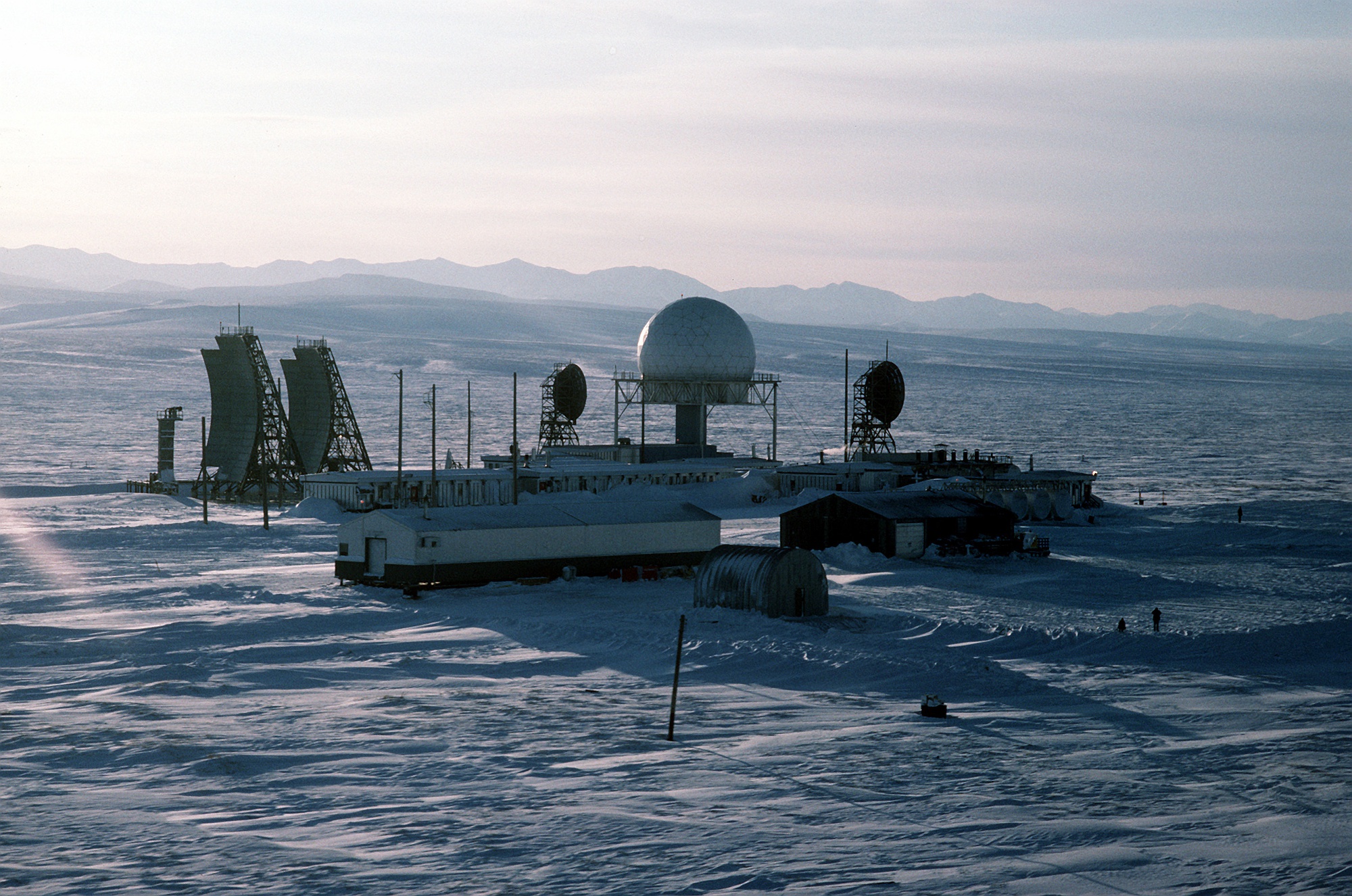 Point Lay LIZ-2 radar station in 1987 with curved communications antennas at left, radar radome in the center and modular buildings below